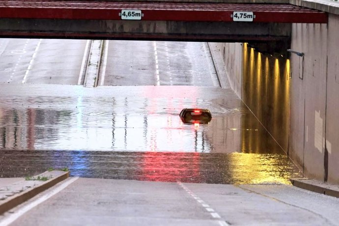 El intenso aguacero en Valladolid provoca el cierre del túnel de La Circular y cortes de tráfico en varias calles