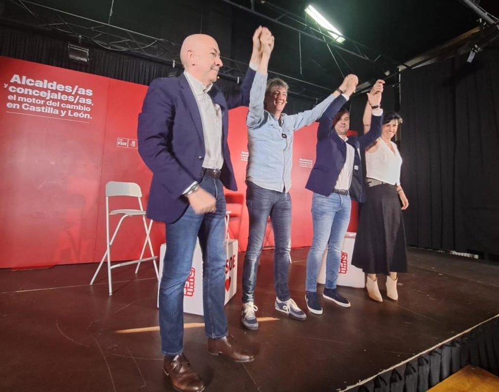 El secretario general del PSOE de Castilla y León, Carlos Martínez (segundo por la izquierda) y el secretario provincial del PSOE en León, Javier Alfonso Cendón (segundo por la derecha), durante un encuentro este martes