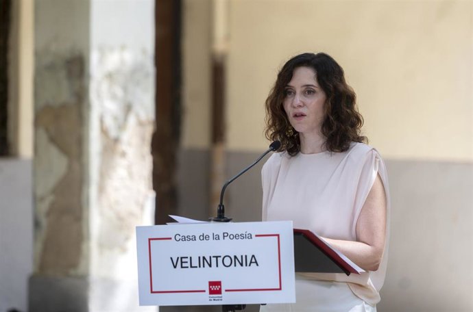 La presidenta de la Comunidad de Madrid, Isabel Díaz Ayuso, interviene durante su visita a Velintonia, a 2 de junio de 2025, en Madrid (España). 