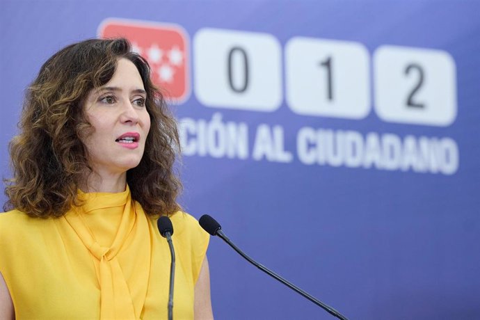 Archivo - La presidenta de la Comunidad de Madrid, Isabel Díaz Ayuso, interviene durante su visita a las instalaciones de la nueva Oficina Central de Atención al Ciudadano en la Carrera de San Jerónimo