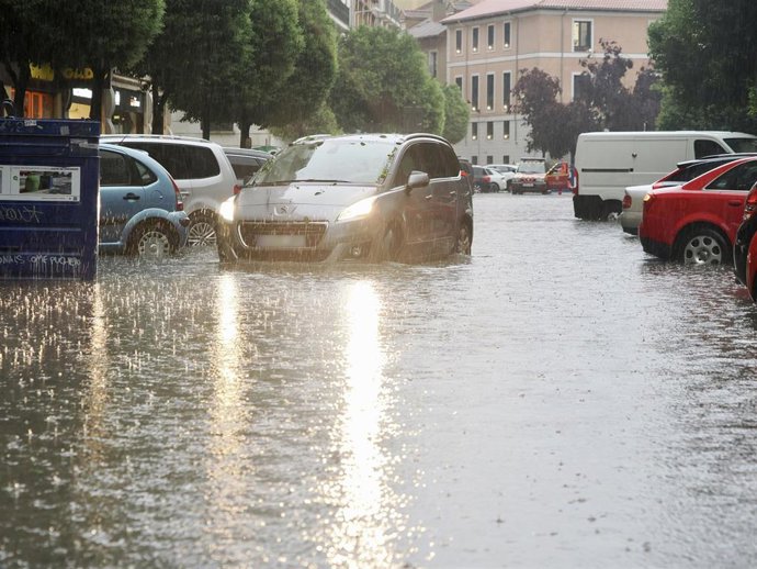 Un coche circula por una calle inundada, a 3 de junio de 2025, en Valladolid, Castilla y León (España). La lluvia intensa ha motivado más de 50 llamadas gestionadas por e 112