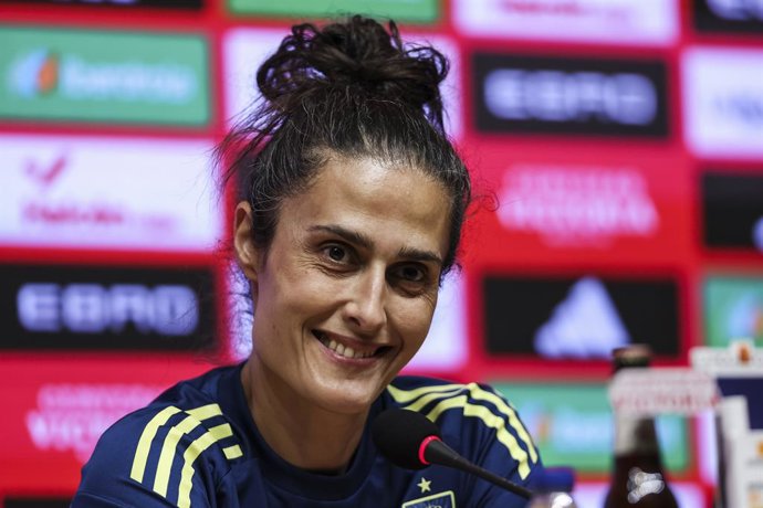 Montse Tome, técnico da Espanha, participa de sua coletiva de imprensa durante o dia de treinamento da Espanha antes da partida de futebol da Liga das Nações Femininas da UEFA contra a Inglaterra no Estádio RCDE em 2 de junho de 2025 em Cornella, Barcelon