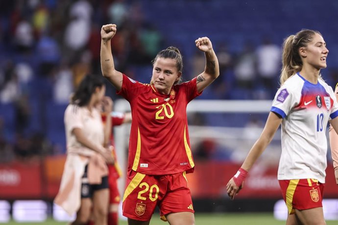 Clàudia Pina, da Espanha, comemora a vitória sobre a Inglaterra (2 a 1) na Liga das Nações Feminina no Estádio RCDE.
