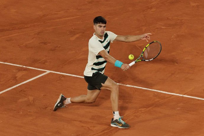 Carlos Alcaraz, da Espanha, durante o Roland-Garros 2025, Aberto da França, torneio de tênis Grand Slam, em 30 de maio de 2025, no estádio Roland-Garros, em Paris, França - Foto Tnani Badreddine / DPPI