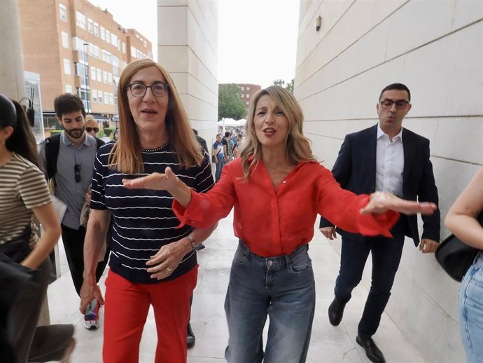 La vicepresidenta segunda y ministra de Trabajo y Economía Social, Yolanda Díaz (d), y la coordinadora de Sumar en Castilla y León, Marina Saenz (i), a su llegada a un acto en Valladolid