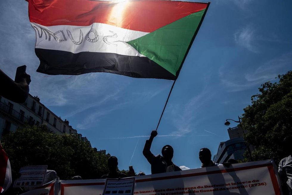 Archivo - Imagen de archivo de una bandera de Sudán durante una manifestación en Francia