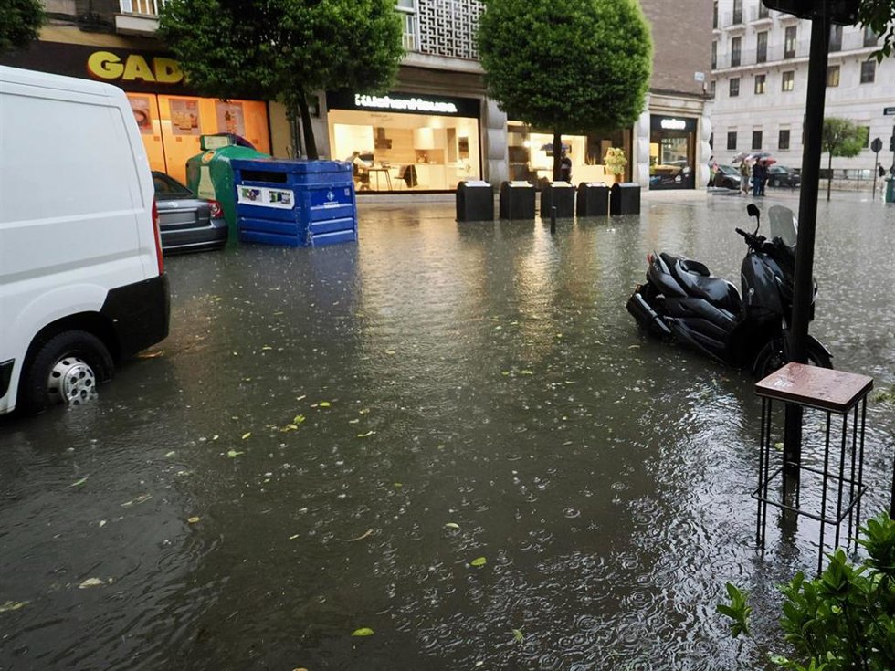 Una calle inundada, a 3 de junio de 2025, en Valladolid, Castilla y León (España). La lluvia intensa ha motivado más de 50 llamadas gestionadas por el Centro de Emergencias Castilla y León 112