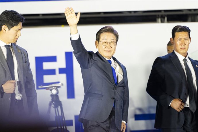 4 de junho de 2025, Seul, Seul, Coreia: Pouco antes da meia-noite, depois que as principais emissoras projetaram que LEE JAE-MYUNG ganharia a presidência, ele fez sua primeira aparição pública com sua esposa, Kim Hye-Kyung, em frente à Assembleia Nacional