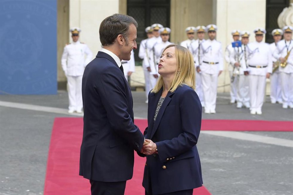 El presidente francés, Emmanuel Macron, saluda a la primera ministra italiana, Giorgia Meloni, antes de su reunión en Roma