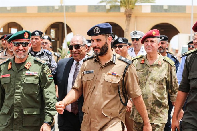 Archivo - El ministro del Interior del Gobierno de Unidad de Libia, el general Imad Mustafá Trabelsi, en el centro de la imagen