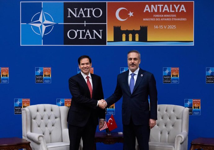 15 de maio de 2025, Antalya, Antalya, Turquia: O ministro das Relações Exteriores da Turquia, Hakan Fidan, se reúne com o secretário de Estado dos EUA, Marco Rubio, à margem da reunião informal dos ministros das Relações Exteriores da OTAN em Antalya, Tur