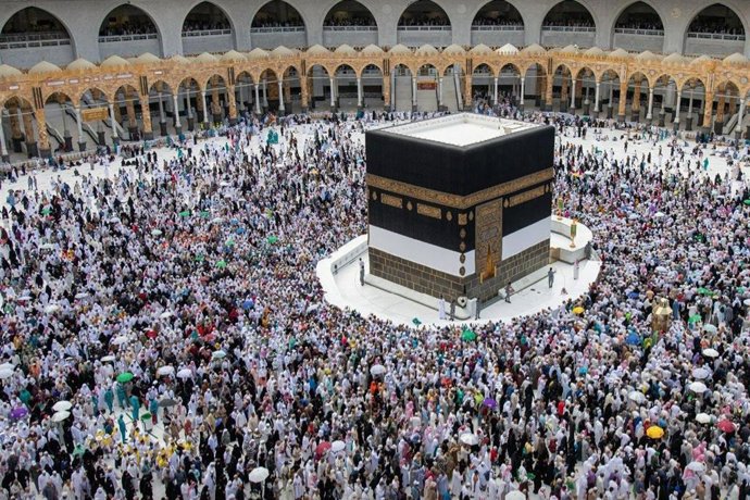 Archivo - Muslim pilgrims circumambulate the Kaaba, Islam's holiest shrine, at the Grand mosque in the holy city of Mecca, during the Hajj pilgrimage. 