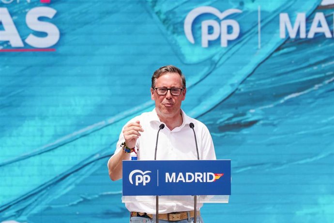 El secretario general del PP de Madrid, Alfonso Serrano, interviene durante el acto en el que el Partido Popular hace balance de la gestión del Gobierno de la Comunidad de Madrid en el ecuador de legislatura