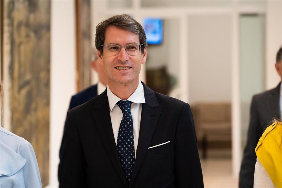Archivo - El presidente del Gobierno riojano, Gonzalo Capellán, accede al Parlamento riojano
