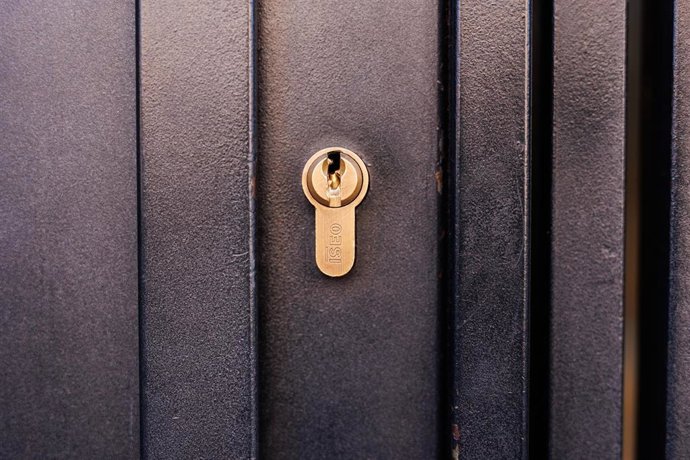 Archivo - Cerradura de la puerta de entrada al domicilio de una familia.