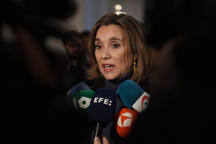 Archivo - La secretaria del PP, Cuca Gamarra, atiende a los medios a su llegada a un desayuno informativo de Nueva Economía Fórum, a 4 de marzo de 2025, en Madrid (España).