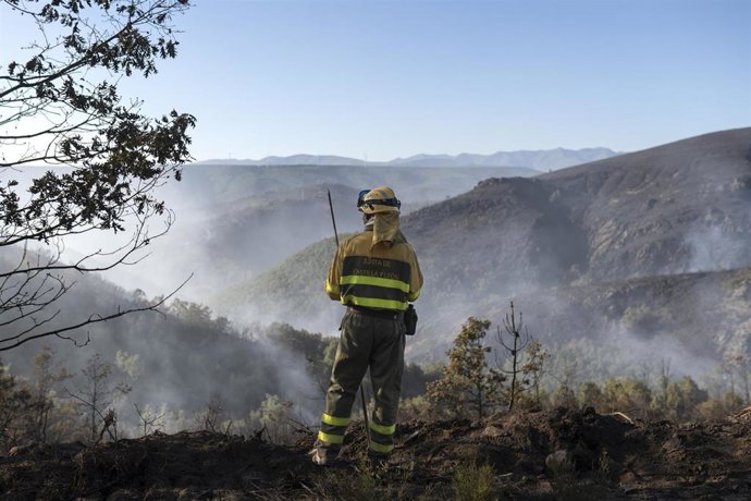Archivo - Un bombero observa los montes, a 17 de septiembre de 2024, en Brañuelas, León, Castilla y León (España). La Consejería de Medio Ambiente de la Junta de Castilla y León ha informado de que "buena parte" del perímetro del incendio forestal de Brañ