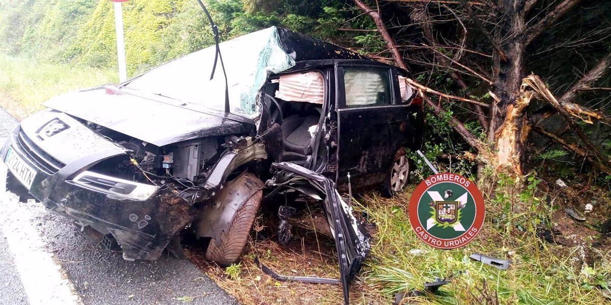 Una persona herida tras salirse su coche de la vía en la A-8 y quedar atrapada