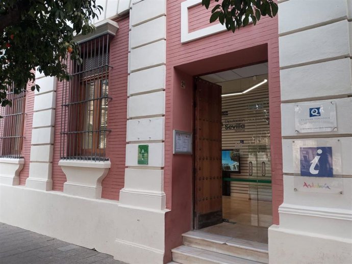 Oficina de Turismo en la Casa de la Provincia, en la Plaza del Triunfo.