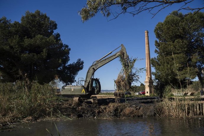 Archivo - Arxiu - Treballs de dragatge de la sèquia del Port de Catarroja afectat per la dana que realitza la Unitat Militar d'Emergències (arxiu)