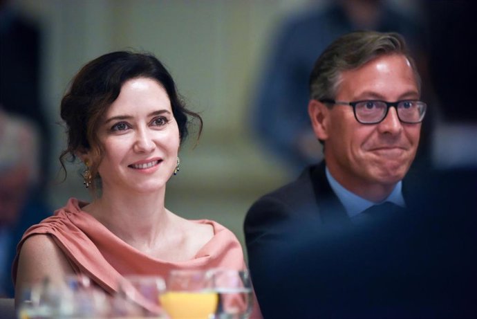 La presidenta de la Comunidad de Madrid, Isabel Díaz Ayuso y el secretario General del PP de la Comunidad de Madrid, Alfonso Serrano, en un Desayuno Informativo de Nueva Economía Fórum, en The Palace Hotel, a 4 de junio de 2025, en Madrid (España).