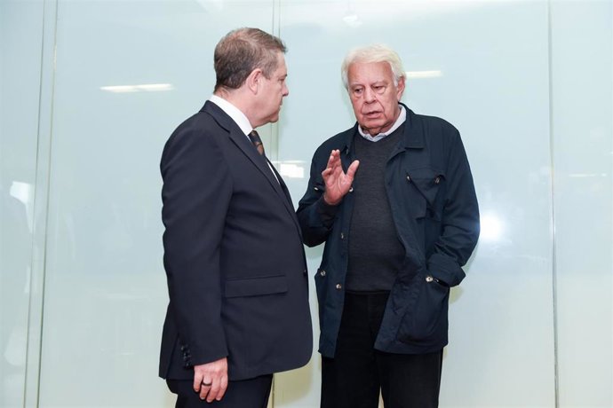 Archivo - El presidente de Castilla-La Mancha, Emiliano García-Page, y el expresidente del Gobierno Felipe González.