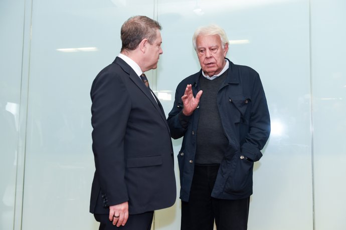 Archivo - El presidente de Castilla.La Mancha, Emiliano García-Page, y el expresidente del Gobierno Felipe González, durante la presentación del libro ‘Una emoción política: memorias de un servicio a Aragón y España’, en el Auditorio del Colegio Oficial d