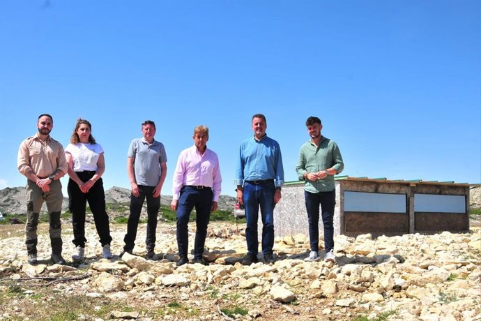 El delegado de Sostenibilidad de la Junta en Granada, Manuel Francisco García, segundo por la derecha en la imagen, flanqueado por los alcaldes de Castril y de Huéscar, Miguel Pérez y Ramón Martínez