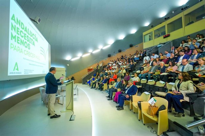 Archivo - El consejero de la Presidencia, Interior, Diálogo Social y Simplificación Administrativa, Antonio Sanz en la inauguración de la II Jornada de Simplificación Administrativa, denominada 'Plan AS', en Sevilla a 23 de abril de 2024.