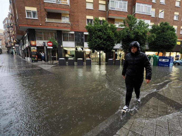 Una persona camina por una calle inundada, a 3 de junio de 2025, en Valladolid, Castilla y León (España).