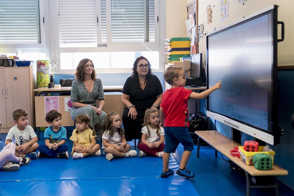 Archivo - La presidenta de la Comunidad de Madrid, Isabel Díaz Ayuso (i), visita el colegio público San Juan Bautista con motivo de la inauguración del curso escolar 2023/2024, a 7 de septiembre de 2023, en Arganda del Rey, Madrid (España).