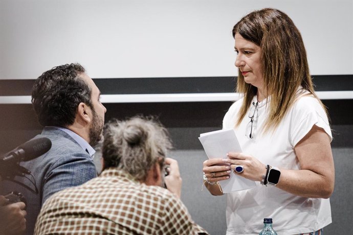 El empresario Víctor de Aldama y la exmilitante socialista Leire Díez, durante una rueda de prensa en el Hotel Novotel, a 4 de junio de 2025, en Madrid  (España). Leire Díaz que aparece en diversos audios haciendo gestiones contra mandos de la Unidad Cent