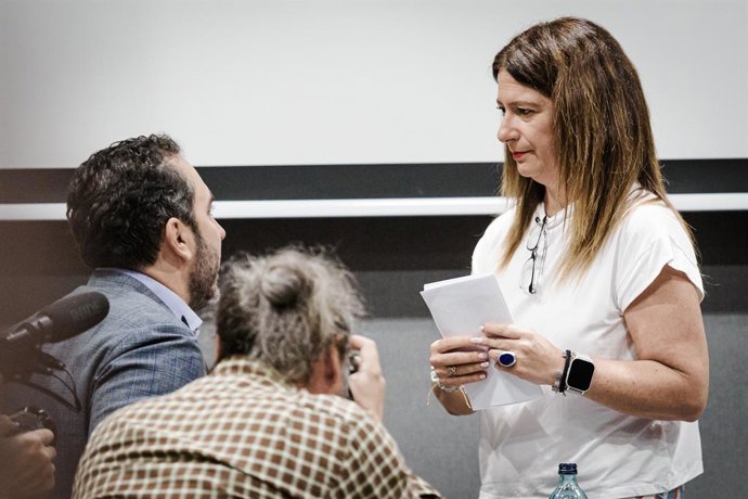 O empresário Víctor de Aldama e a ex-militante socialista Leire Díez, durante uma coletiva de imprensa no Hotel Novotel, em 4 de junho de 2025, em Madri (Espanha). Leire Díaz, que aparece em vários áudios fazendo denúncias contra os comandantes da Unidade