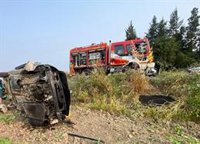Bomberos rescatan a una persona atrapada en su coche tras salirse de la A-472 en La Palma del Condado (Huelva)