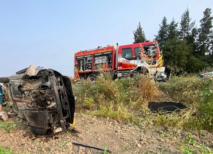 Efectivos del Consorcio Provincial de Bomberos de Huelva intervienen en el rescate de una persona atrapada en el interior de su vheículo en la A-472, a la altura de La Palma del Condado.