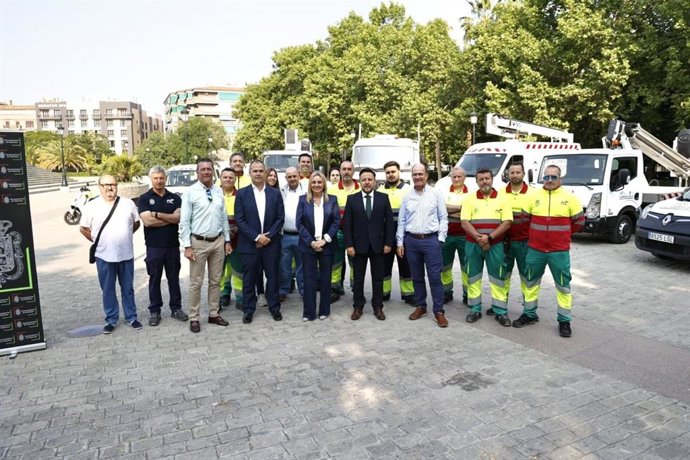 La alcaldesa de Granada, Marifrán Carazo, en el centro en la imagen ha participado en la presentación del nuevo contrato municipal para la conservación y mejora del alumbrado público