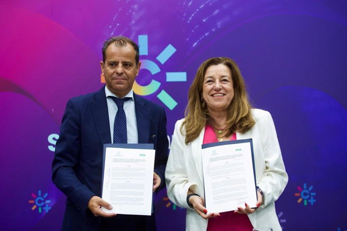 La consejera de Desarrollo Educativo y Formación Profesional, María del Carmen Castillo, ha firmado un convenio de colaboración con el director general de la Agencia Andaluza de Radio y Televisión Andaluza (RTVA), Juan de Dios Mellado.
