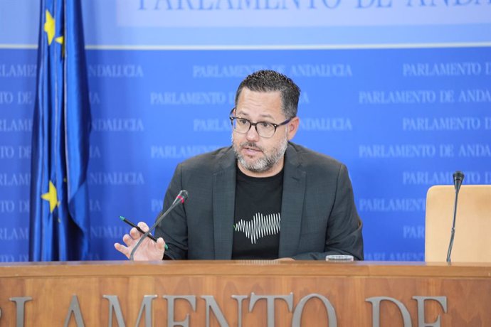 El portavoz de Adelante Andalucía, José Ignacio García, este miércoles en rueda de prensa en el Parlamento.