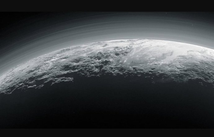 La nave espacial New Horizons de la NASA capturó esta imagen de la superficie de Plutón envuelta en neblina atmosférica.