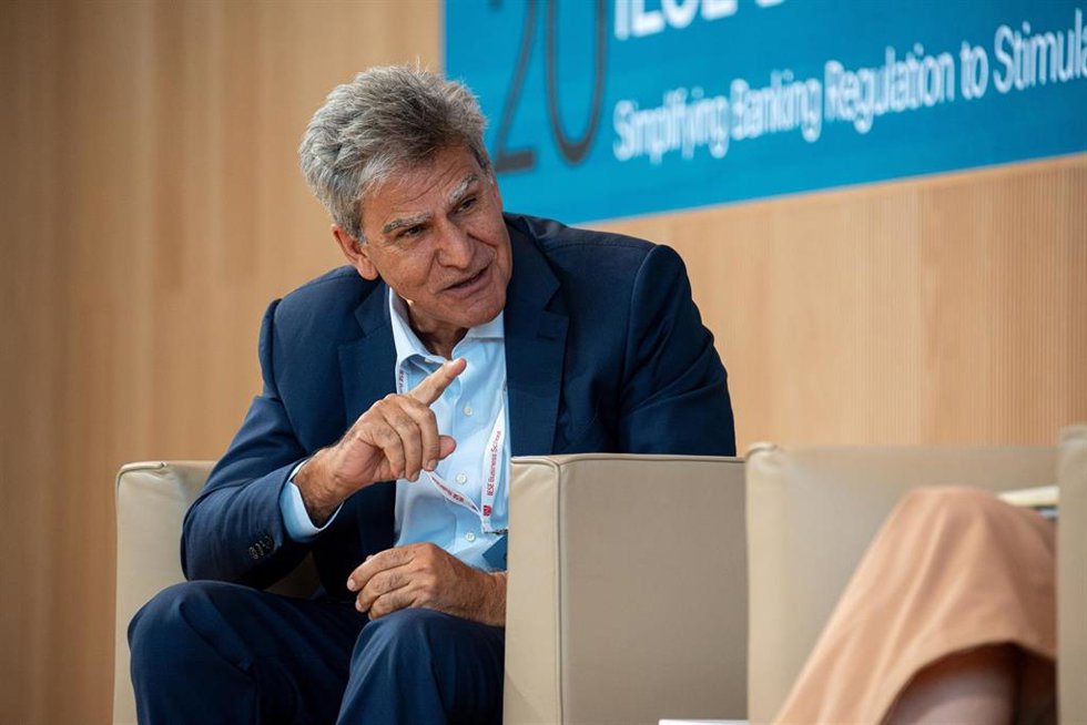 El vicepresidente y miembro del consejo del Grupo Santander, José Antonio Álvarez Álvarez, durante la segunda jornada del Encuentro del Sector Bancario, organizado por IESE, en el Edificio Executive del IESE Madrid, a 4 de junio de 2025, en Madrid (Espa