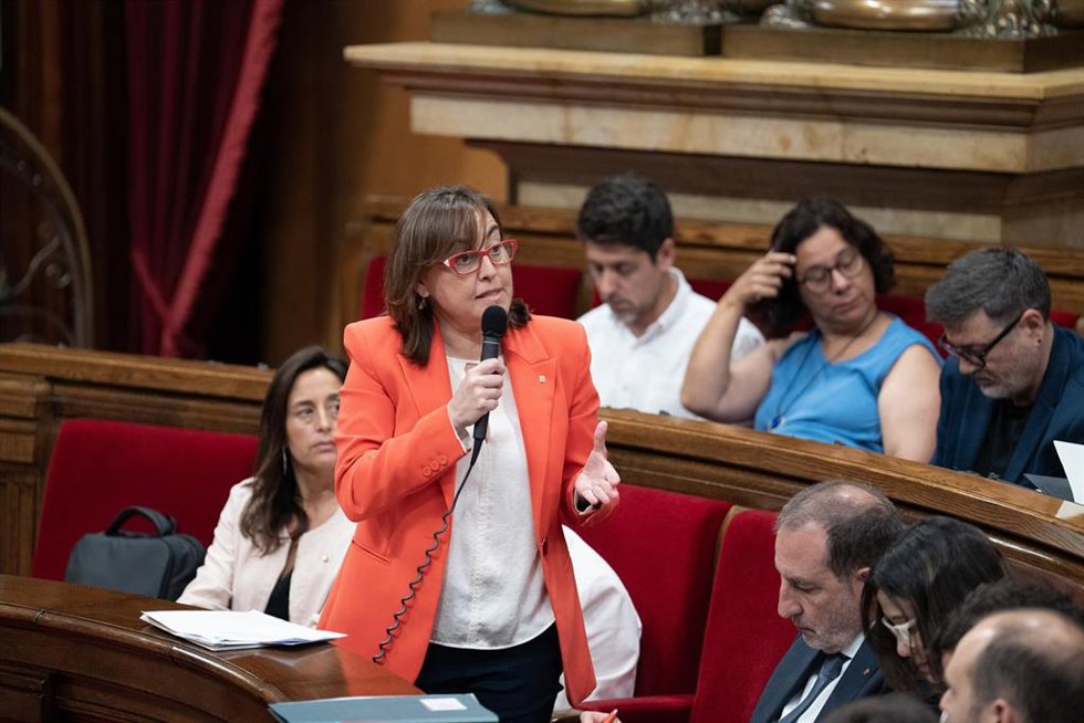 La consellera de Territorio y portavoz de la Generalitat, Sílvia Paneque, en la sesión de control en el pleno del Parlament.