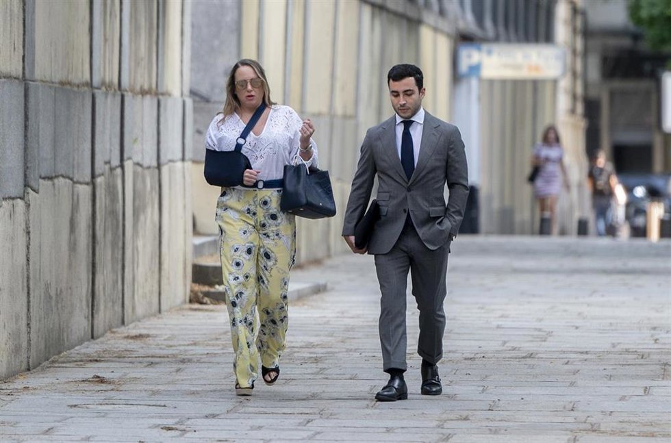 La empresaria Leonor González Pano, y su abogado, llegan a declarar como testigo por el caso Koldo, ante el Tribunal Supremo, a 4 de junio de 2025, en Madrid (España). 
