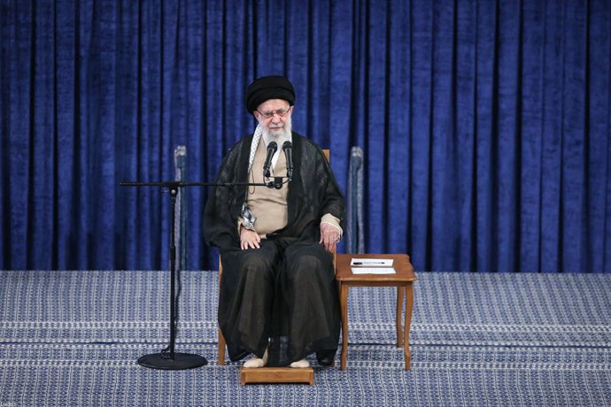 Archivo - Arquivo - O líder supremo do Irã, aiatolá Ali Khamenei, fazendo um discurso oficial em 4 de maio de 2025 (arquivo)