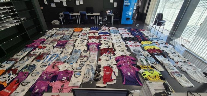 Efectos intervenidos en el operativo contra la venta ambulante ilegal.