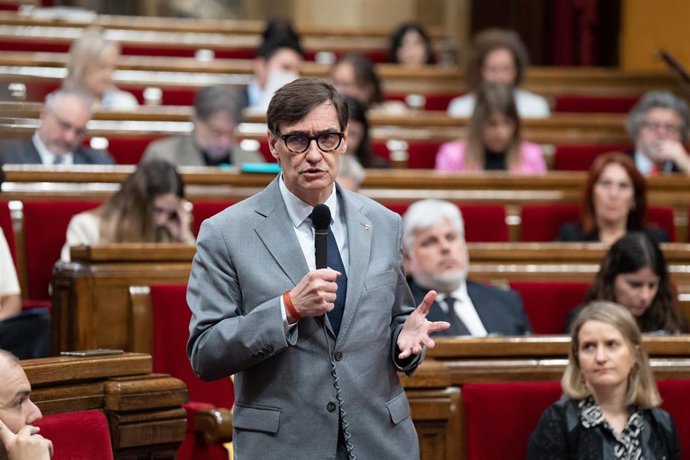 El presidente de la Generalitat de Catalunya, Salvador Illa, interviene durante un pleno en el Parlament de Catalunya, a 4 de junio de 2025, en Barcelona, Catalunya (España). El Parlament aprueba hoy el tercer suplemento de crédito del Govern de 468 millo