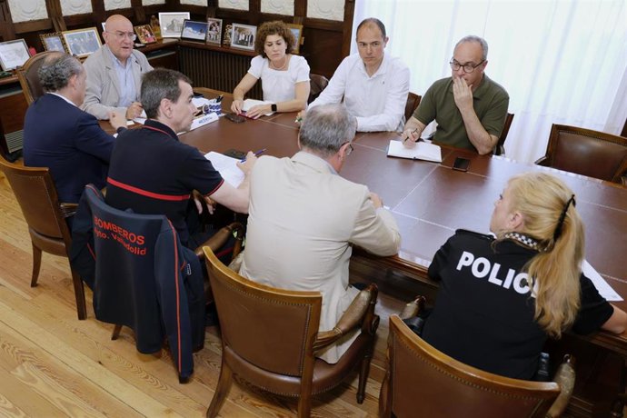 El alcalde de Valladolid, Jesús Julio Carnero, preside en la mañana de este miércoles la reunión con los servicios municipales tras la tormenta que afectó a la ciudad el martes.