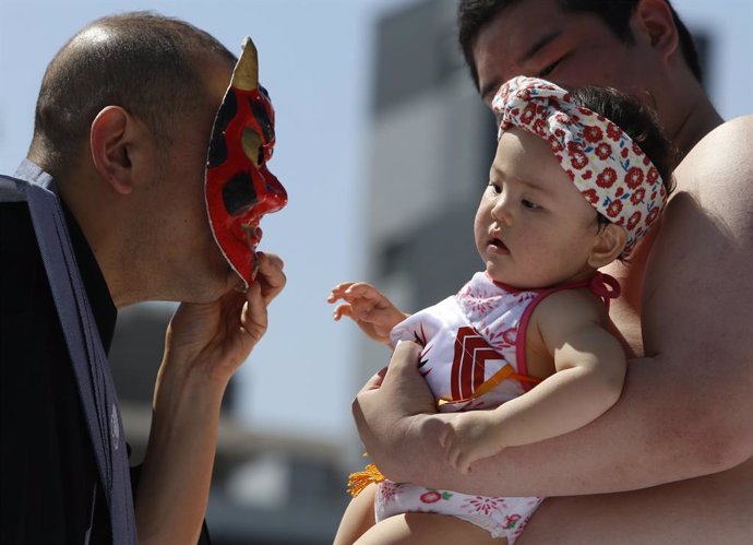 Archivo - Imagen de archivo de un bebé en un festival de "niños llorones" de Japón.