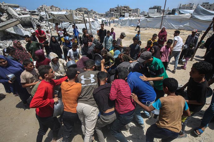 1º de junho de 2025, Cidade de Gaza, Faixa de Gaza, Território Palestino: Palestinos deslocados, incluindo mulheres e crianças, esperam para receber alimentos distribuídos por organizações de ajuda humanitária na Cidade de Gaza, Gaza, em 1º de junho de 20