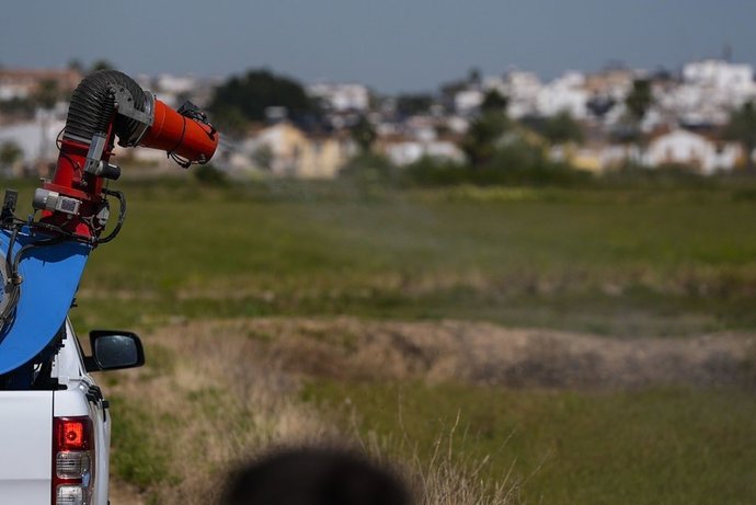 Imagen de fumigaciones en los campos de cultivo contra los mosquitos transmisores del virus del Nilo