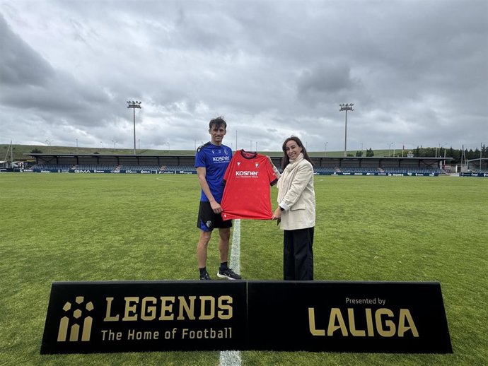 Ante Budimir entrega a Legends la camiseta con la que se convirtió en máximo goleador de Osasuna en Primera División.